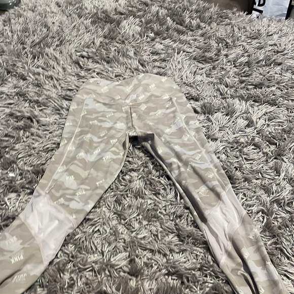 Victoria secret leggings in perfect condition - Picture 3 of 3
